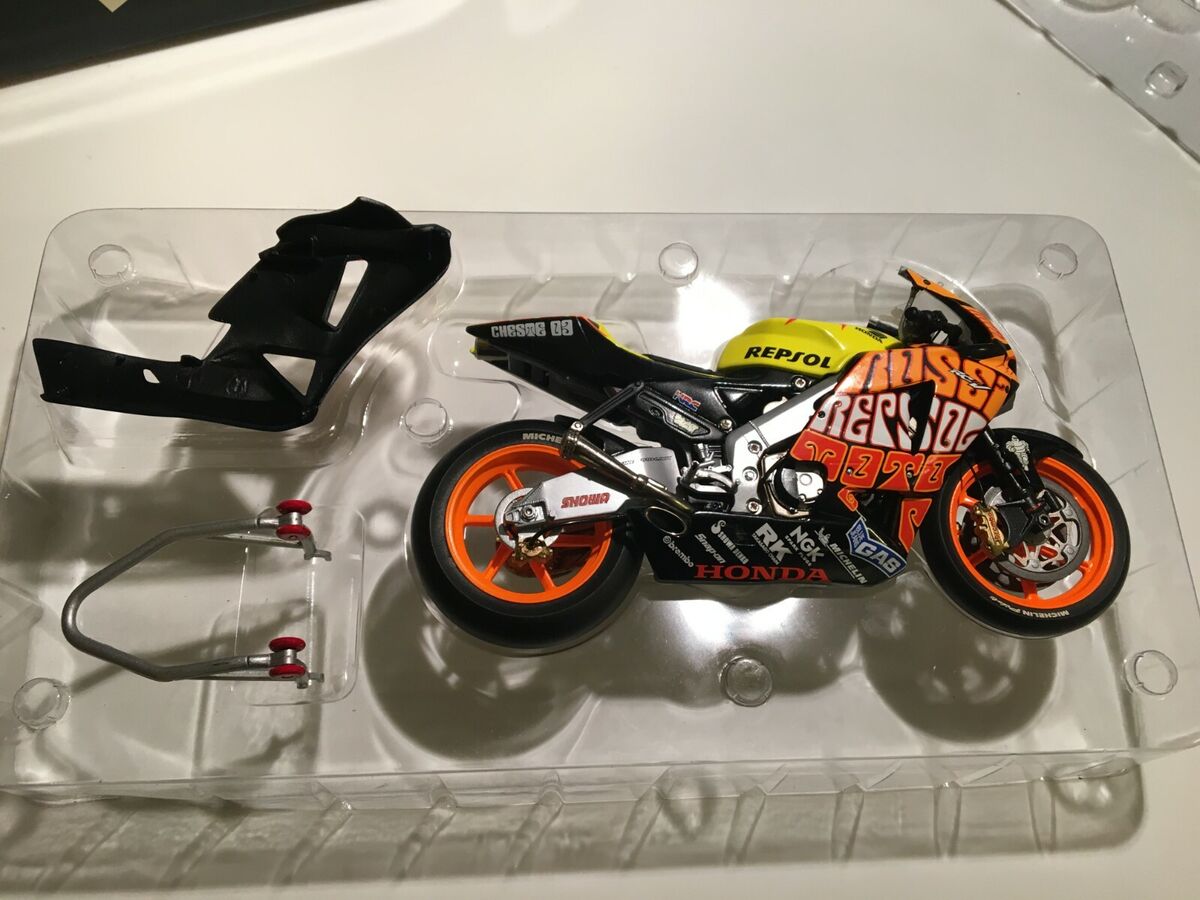 Honda RC211V ロッシ 2003 1:12 1台のみ Honda RC211V ロッシ 2003 1:12 1台のみ - メルカリ