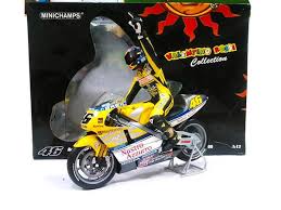 1:12 Minichamps Honda NSR500 Valentino Rossi Figurine & Bike - Team Nastro Azzurro GP Donington 2000 + Stand