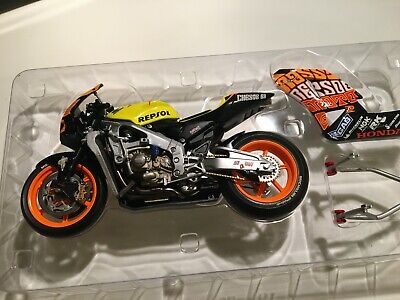Maquette Honda RC211V Valentino Rossi 2002 - Échelle 1/12 Maquette Honda RC211V Valentino Rossi 2002 - Échelle 1/12