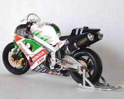 1:12 Minichamps Honda VTR1000 Valentino Rossi / Colin Edwards Team Castrol Honda 8H Suzuka 2000